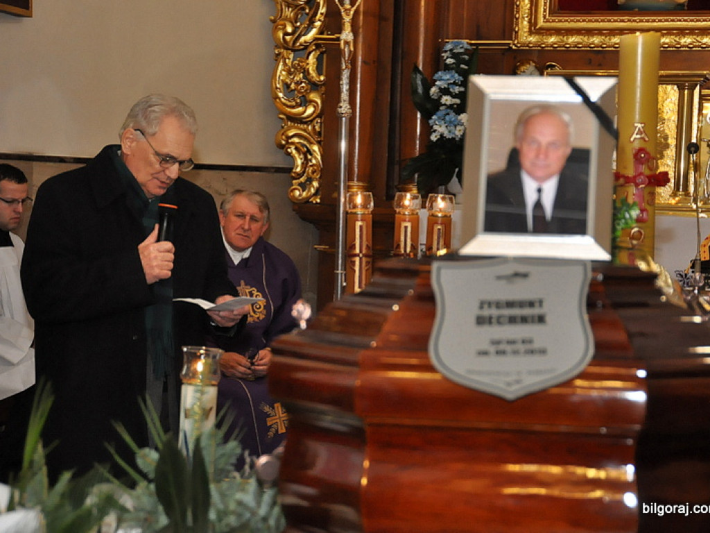 Setki osób na Mszy pogrzebowej, katafalk w kwiatach i sztandary z kirem - biłgorajanie pożegnali śp. Zygmunta Dechnika