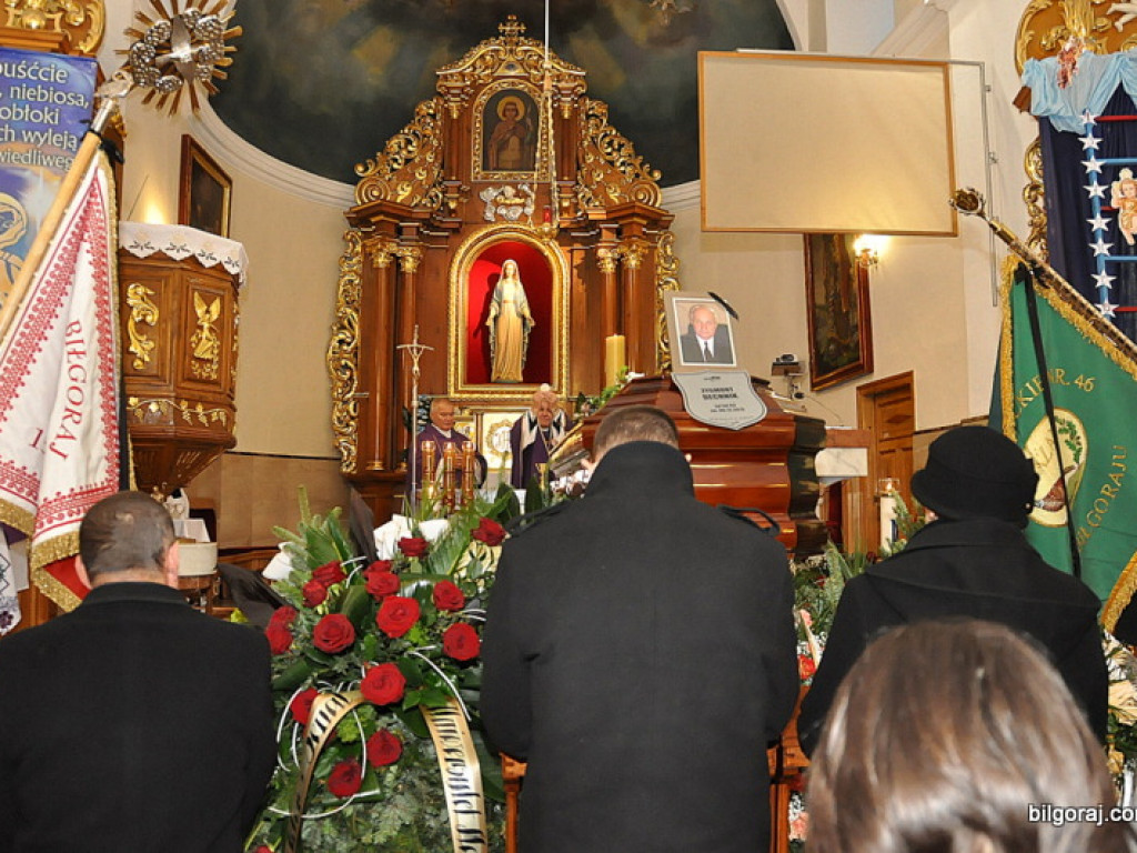 Setki osób na Mszy pogrzebowej, katafalk w kwiatach i sztandary z kirem - biłgorajanie pożegnali śp. Zygmunta Dechnika