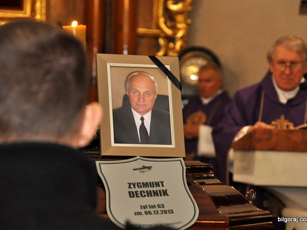 Setki osób na Mszy pogrzebowej, katafalk w kwiatach i sztandary z kirem - biłgorajanie pożegnali śp. Zygmunta Dechnika