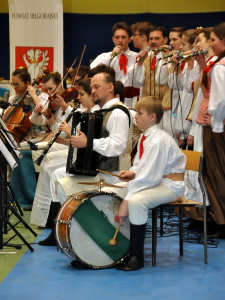 Babę zesłał Bóg..., czyli I Powiatowy Dzień Kobiet (FOTO, VIDEO)