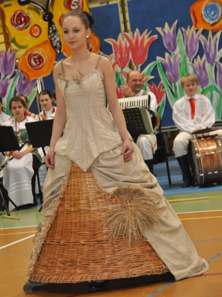Babę zesłał Bóg..., czyli I Powiatowy Dzień Kobiet (FOTO, VIDEO)