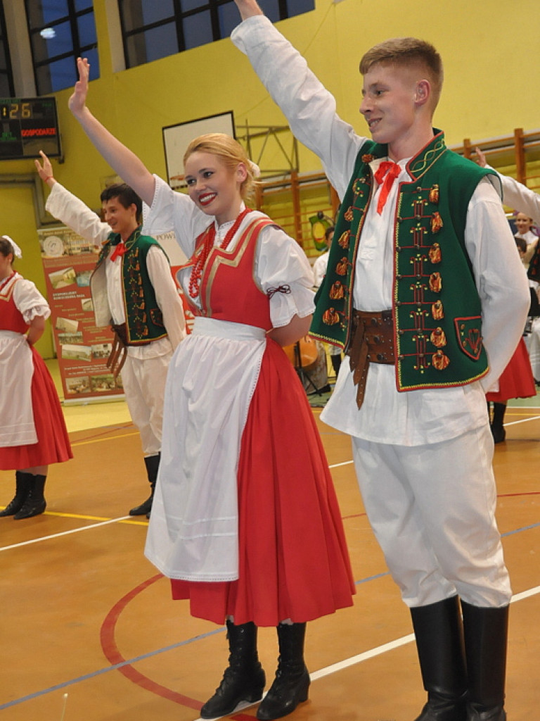 Babę zesłał Bóg..., czyli I Powiatowy Dzień Kobiet (FOTO, VIDEO)