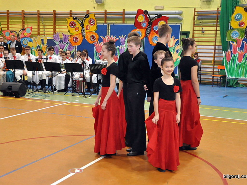 Babę zesłał Bóg..., czyli I Powiatowy Dzień Kobiet (FOTO, VIDEO)