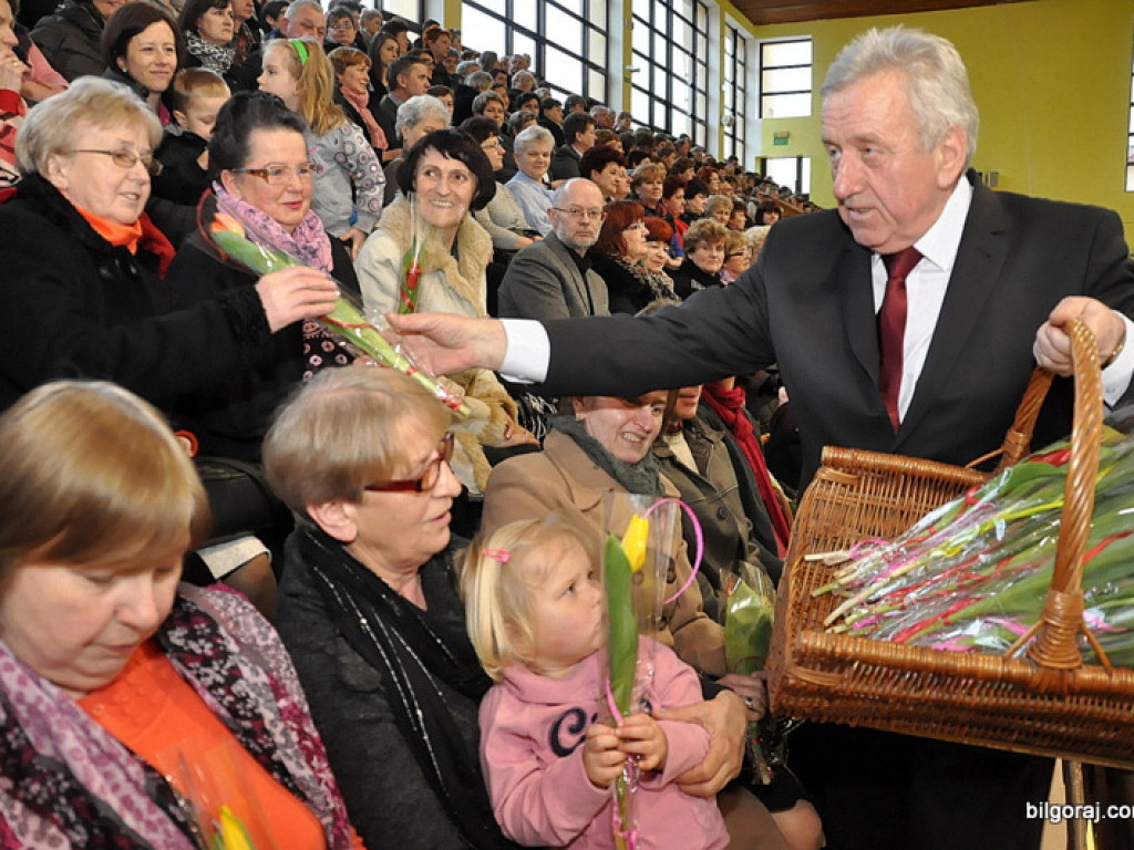 Babę zesłał Bóg..., czyli I Powiatowy Dzień Kobiet (FOTO, VIDEO)