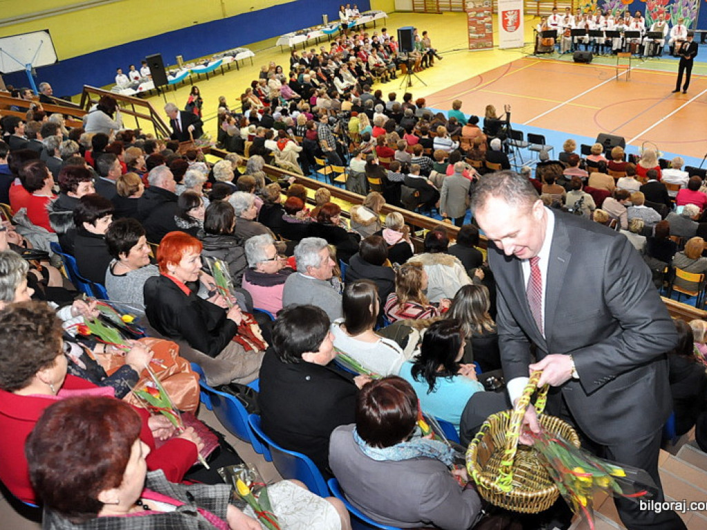 Babę zesłał Bóg..., czyli I Powiatowy Dzień Kobiet (FOTO, VIDEO)