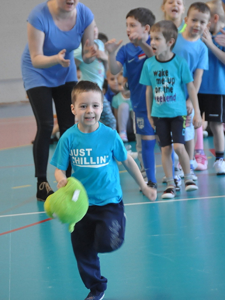 Zima przegnana - przedszkolaki utopiły Marzannę (FOTO)