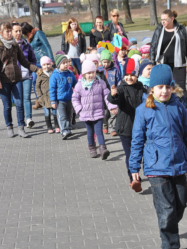 Zima przegnana - przedszkolaki utopiły Marzannę (FOTO)