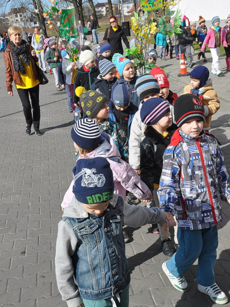 Zima przegnana - przedszkolaki utopiły Marzannę (FOTO)