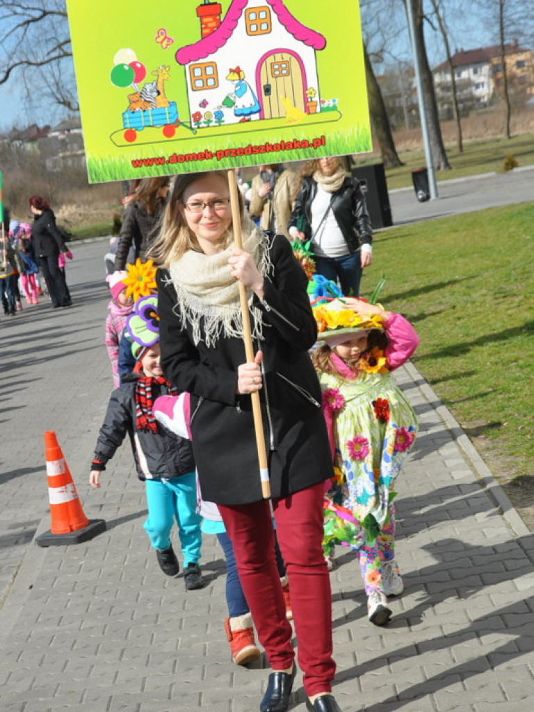 Zima przegnana - przedszkolaki utopiły Marzannę (FOTO)