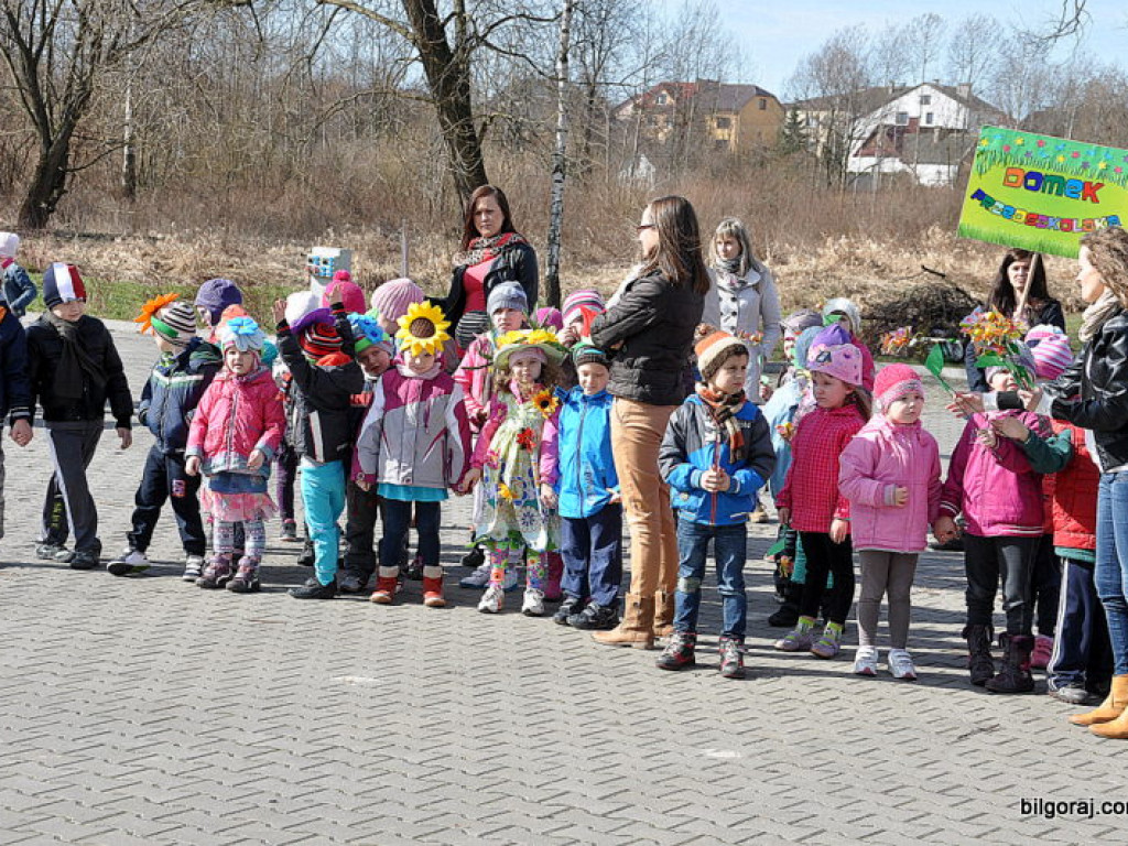 Zima przegnana - przedszkolaki utopiły Marzannę (FOTO)