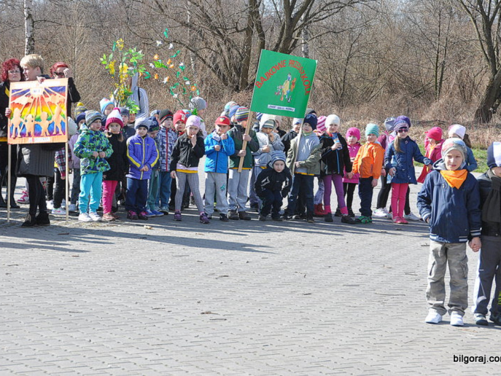 Zima przegnana - przedszkolaki utopiły Marzannę (FOTO)
