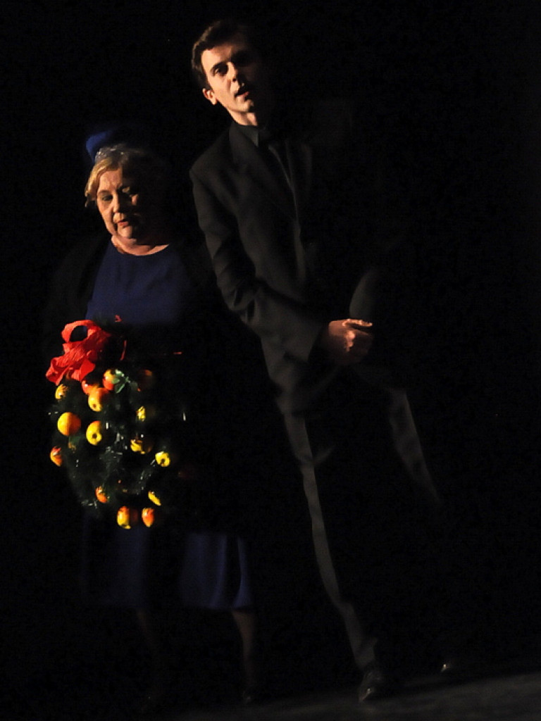 Mąż zmarł, ale już mu lepiej (FOTO)