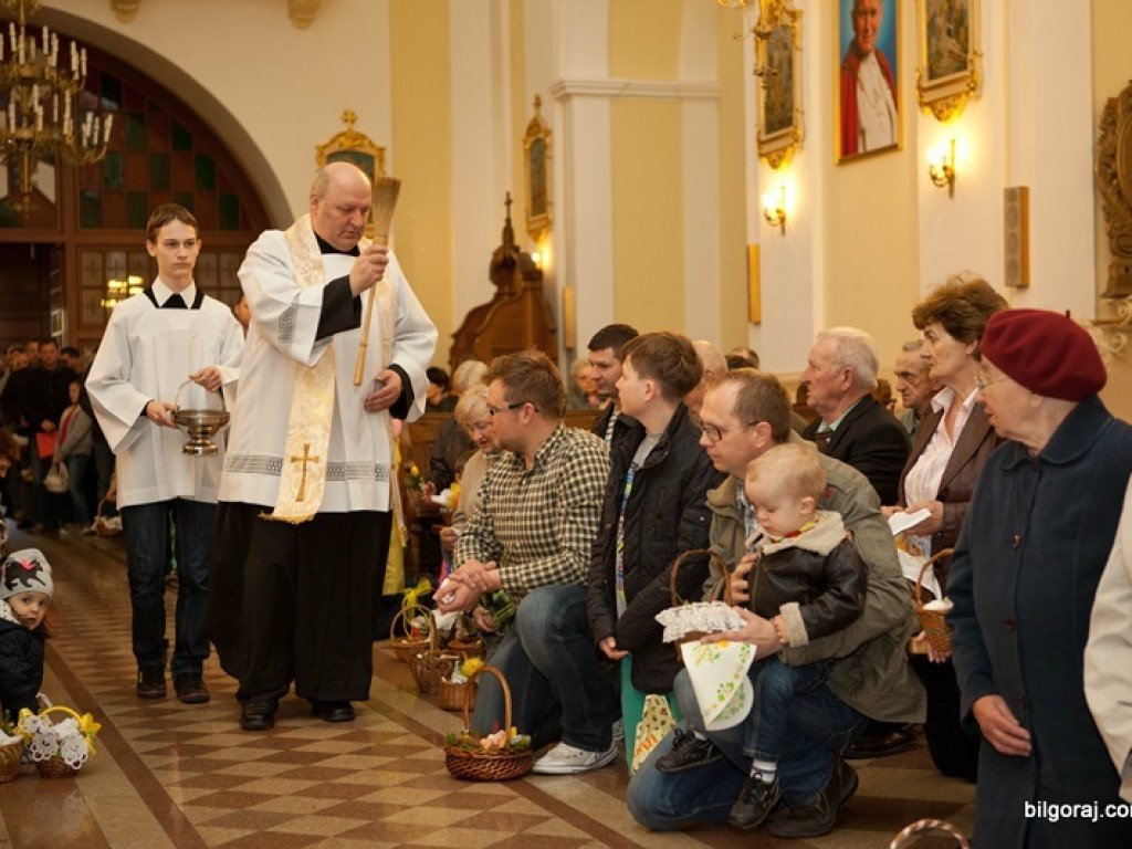 Poświęcenie pokarmów na stół wielkanocny (FOTO)