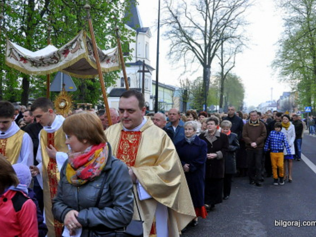 BIŁGORAJ: Tłumy na procesjach rezurekcyjnych świętowały Zmartwychwstanie Pańskie