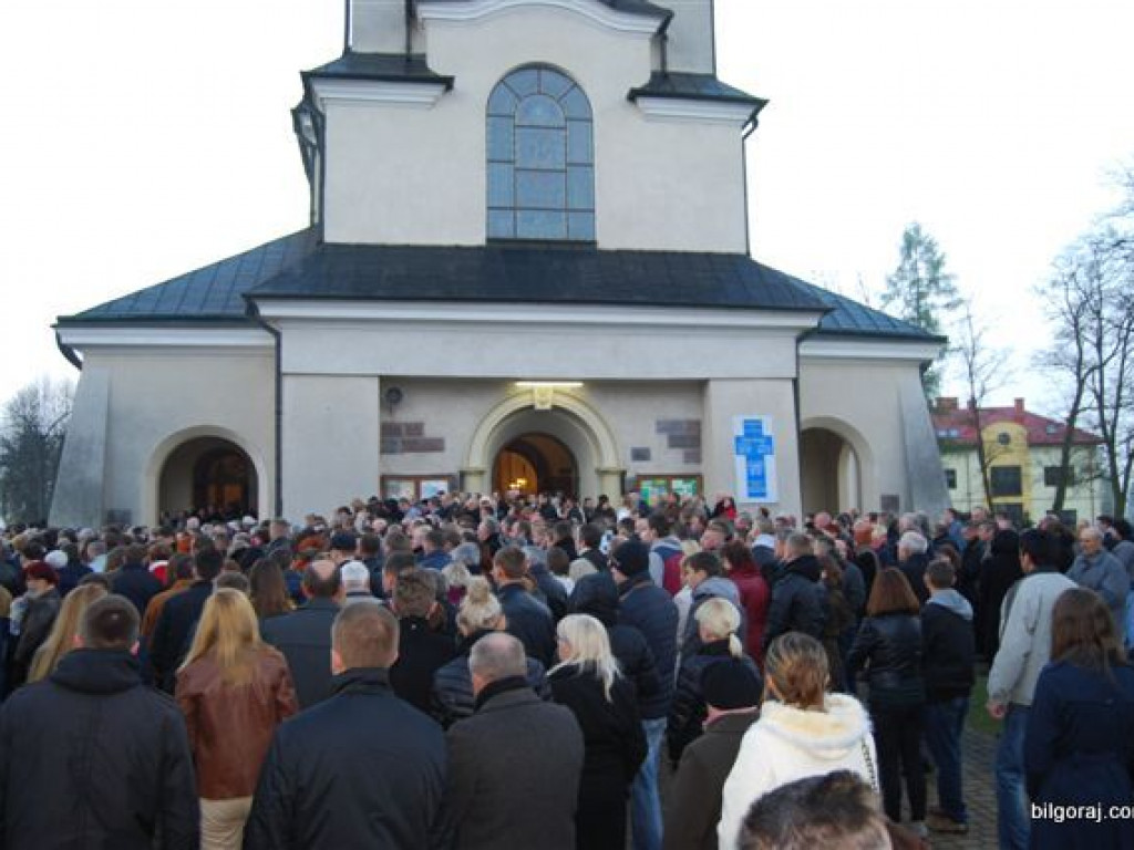 BIŁGORAJ: Tłumy na procesjach rezurekcyjnych świętowały Zmartwychwstanie Pańskie