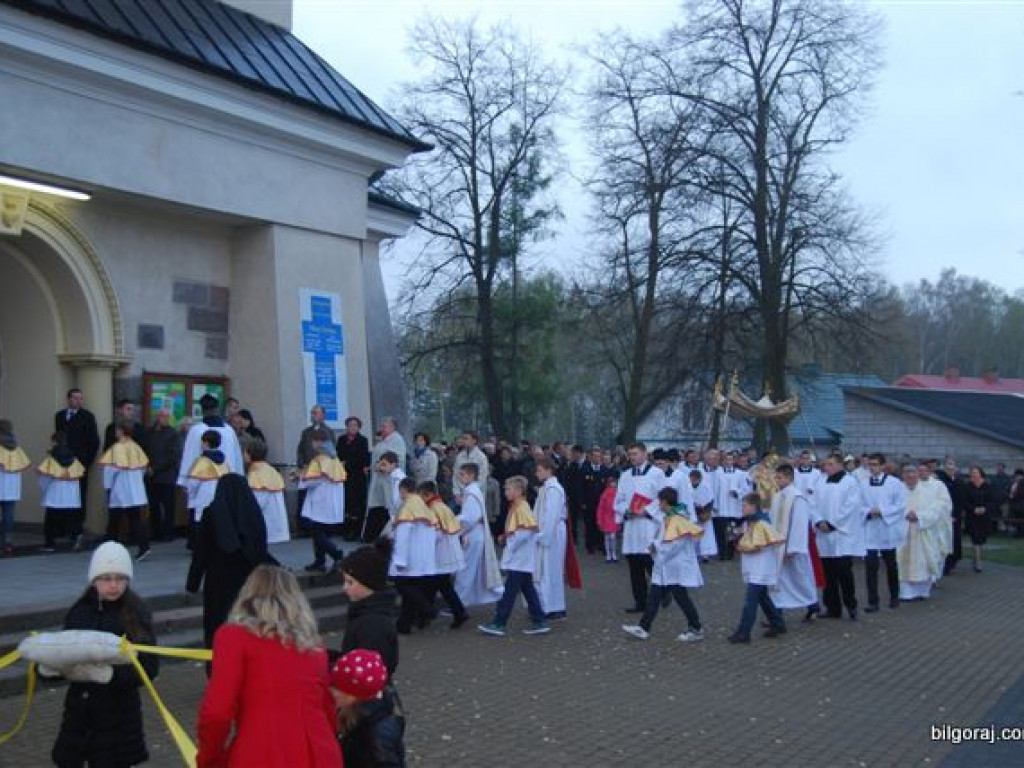 BIŁGORAJ: Tłumy na procesjach rezurekcyjnych świętowały Zmartwychwstanie Pańskie