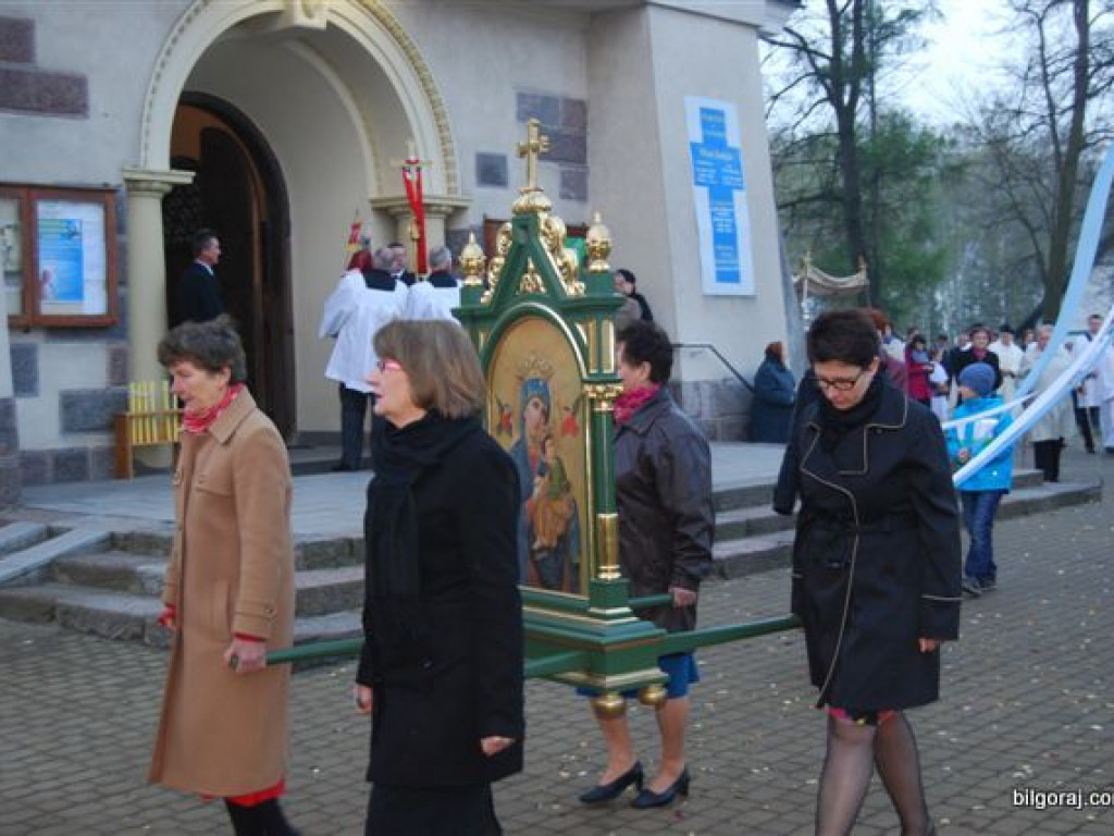 BIŁGORAJ: Tłumy na procesjach rezurekcyjnych świętowały Zmartwychwstanie Pańskie