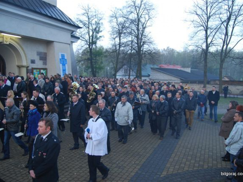 BIŁGORAJ: Tłumy na procesjach rezurekcyjnych świętowały Zmartwychwstanie Pańskie