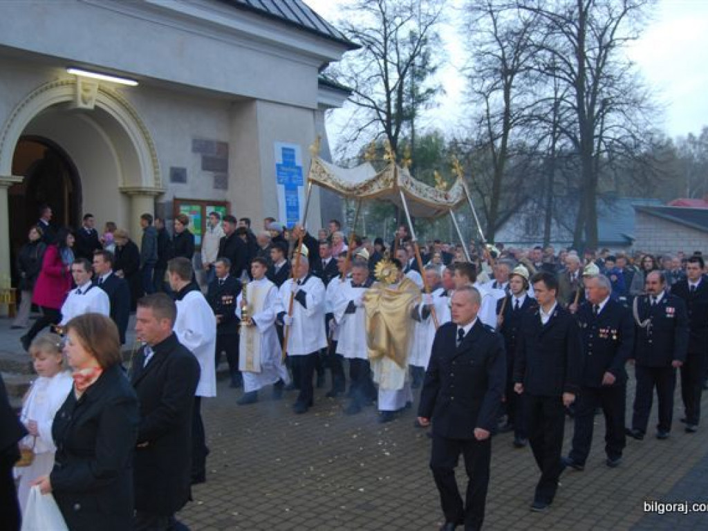 BIŁGORAJ: Tłumy na procesjach rezurekcyjnych świętowały Zmartwychwstanie Pańskie