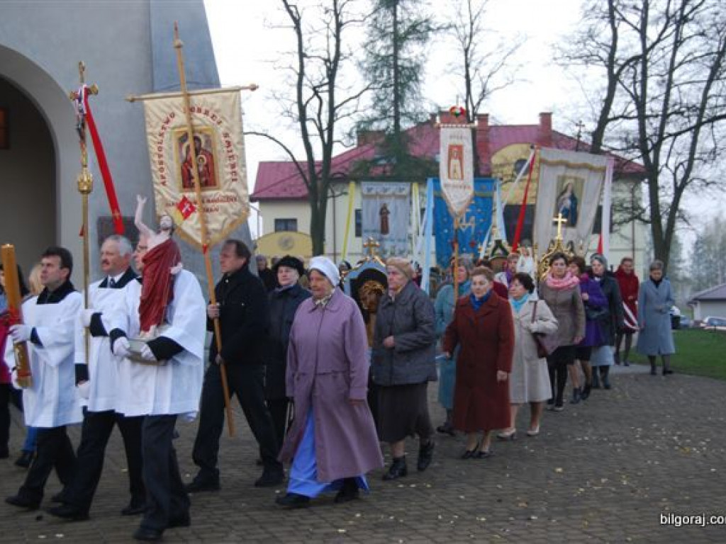 BIŁGORAJ: Tłumy na procesjach rezurekcyjnych świętowały Zmartwychwstanie Pańskie