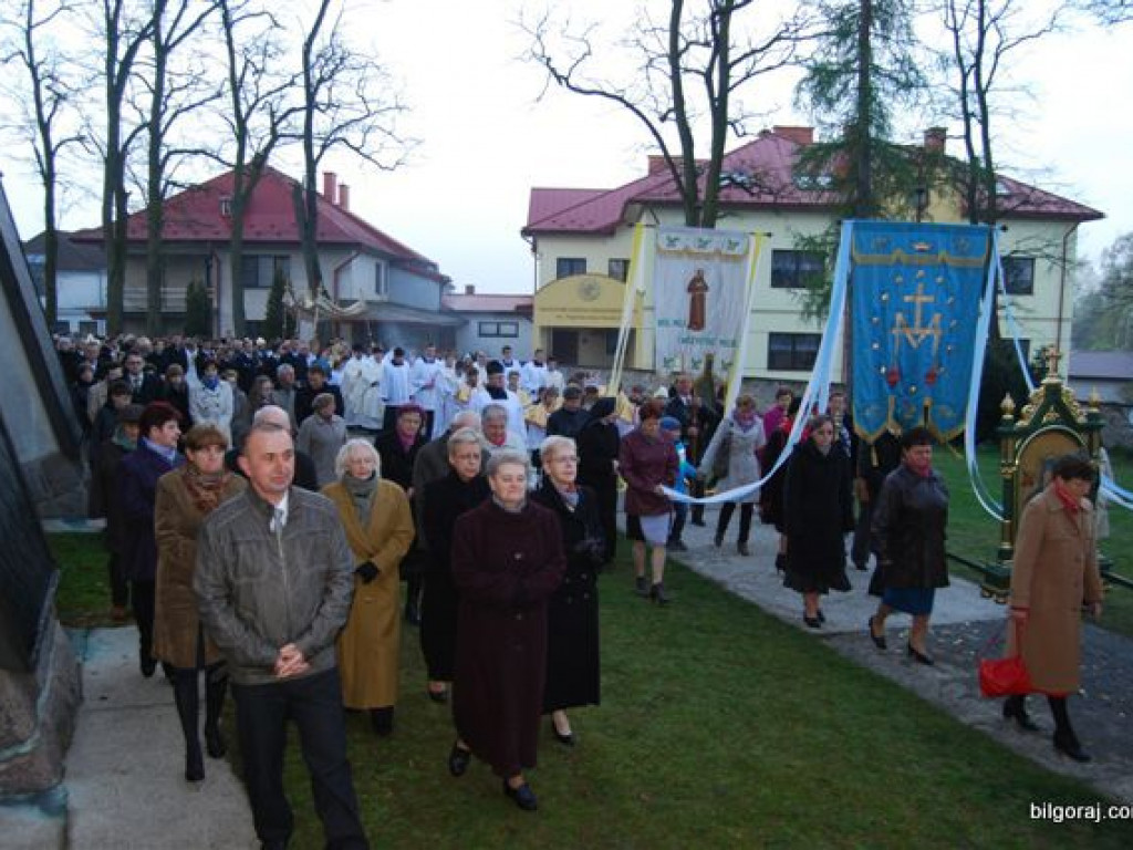 BIŁGORAJ: Tłumy na procesjach rezurekcyjnych świętowały Zmartwychwstanie Pańskie