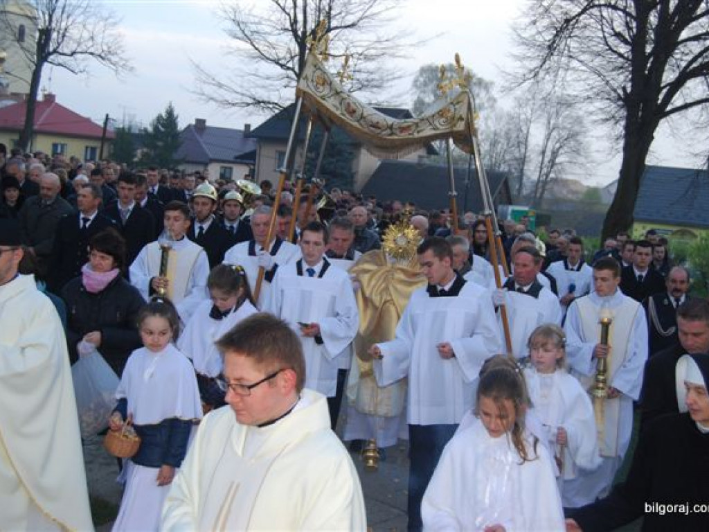 BIŁGORAJ: Tłumy na procesjach rezurekcyjnych świętowały Zmartwychwstanie Pańskie