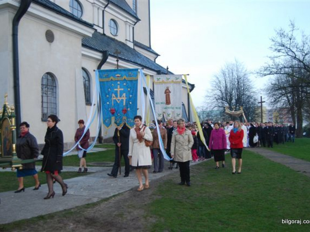 BIŁGORAJ: Tłumy na procesjach rezurekcyjnych świętowały Zmartwychwstanie Pańskie