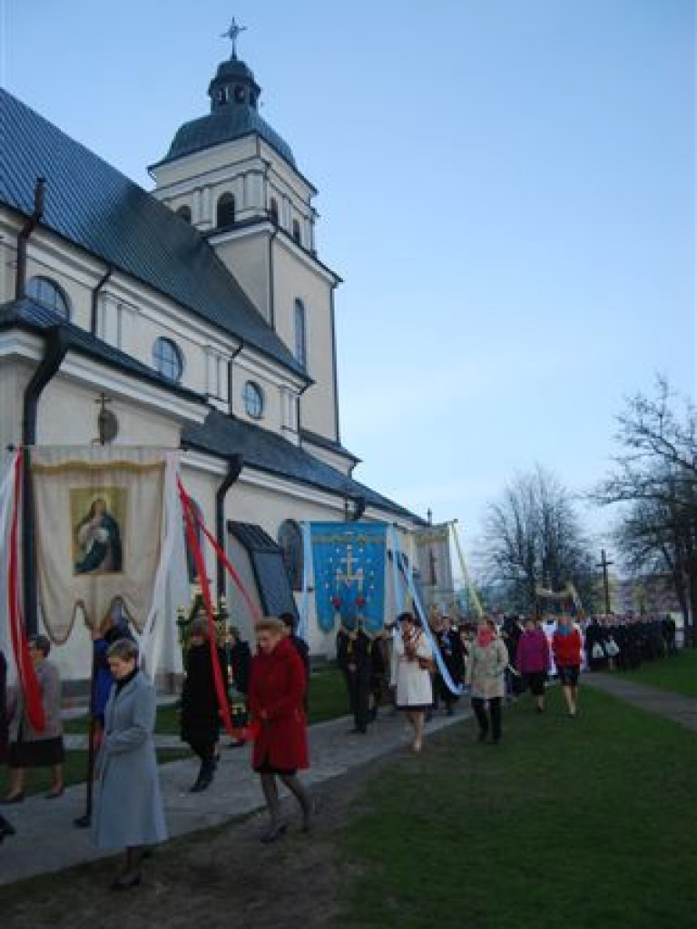 BIŁGORAJ: Tłumy na procesjach rezurekcyjnych świętowały Zmartwychwstanie Pańskie