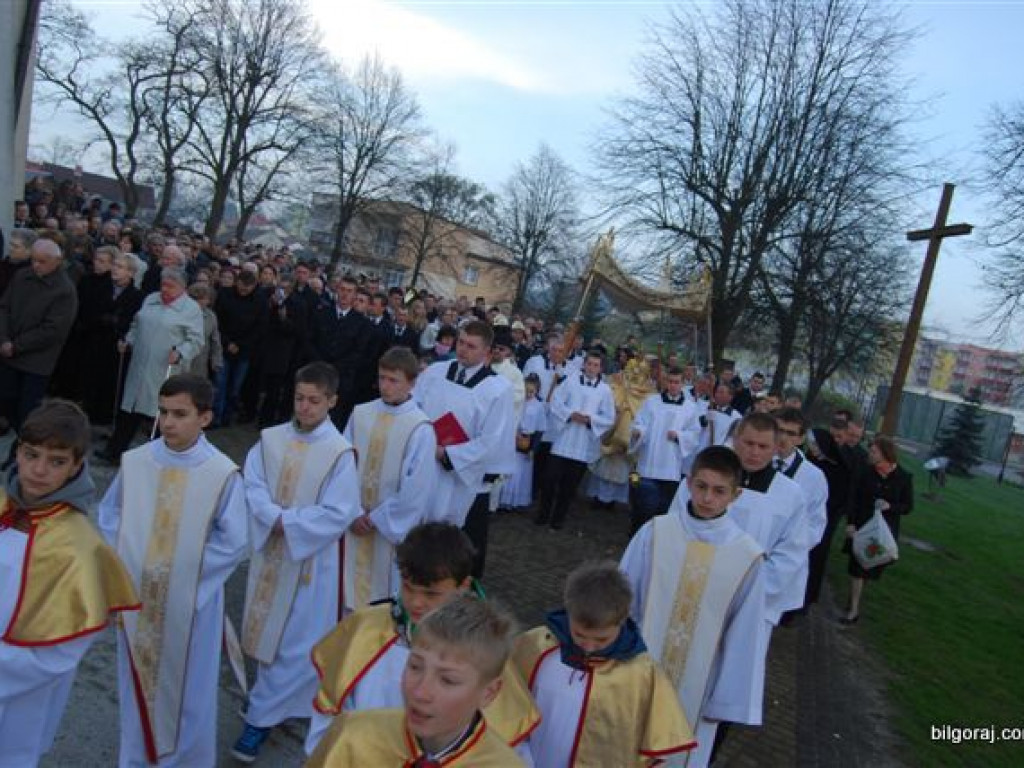 BIŁGORAJ: Tłumy na procesjach rezurekcyjnych świętowały Zmartwychwstanie Pańskie