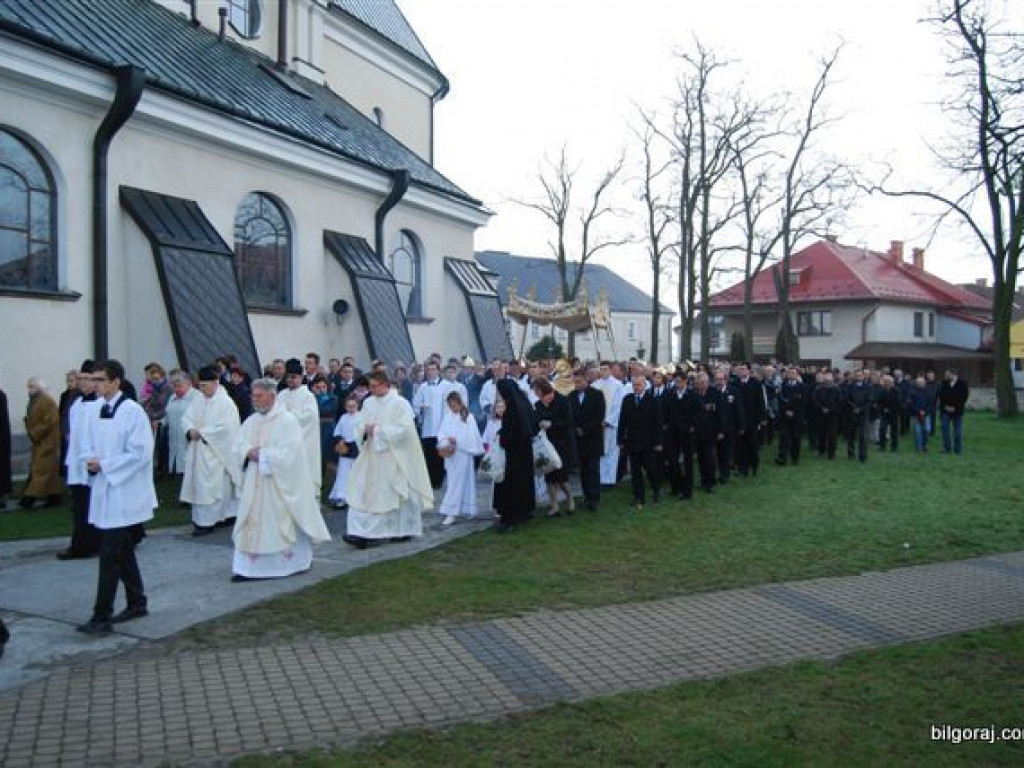BIŁGORAJ: Tłumy na procesjach rezurekcyjnych świętowały Zmartwychwstanie Pańskie