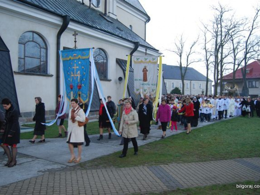BIŁGORAJ: Tłumy na procesjach rezurekcyjnych świętowały Zmartwychwstanie Pańskie
