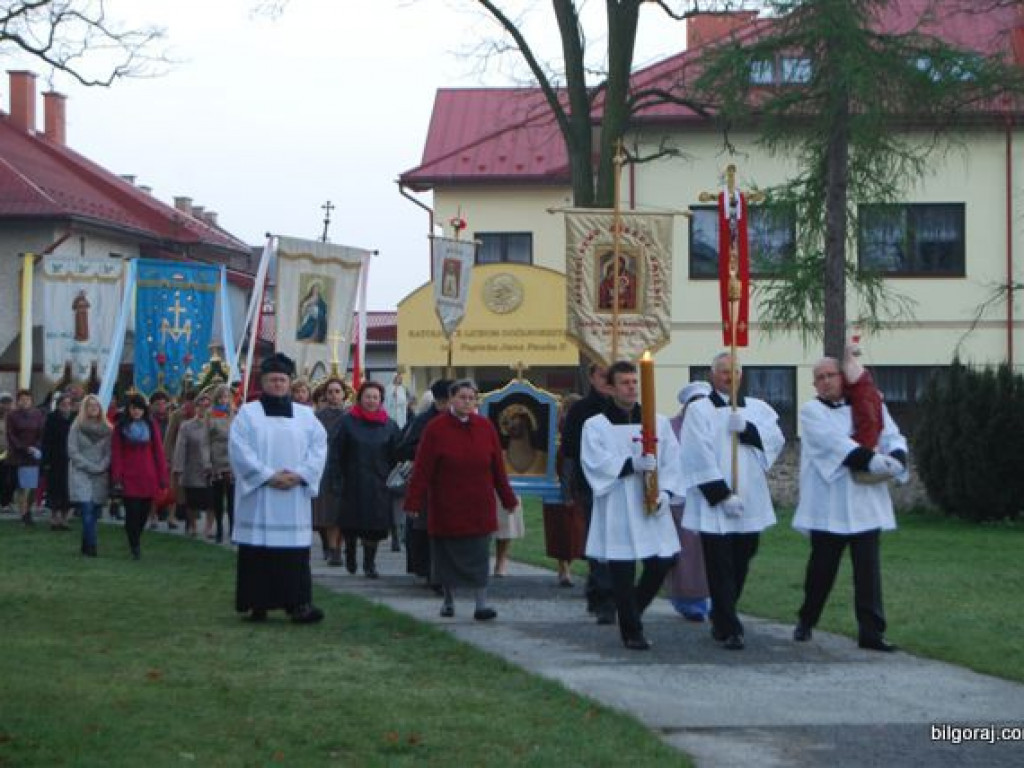 BIŁGORAJ: Tłumy na procesjach rezurekcyjnych świętowały Zmartwychwstanie Pańskie