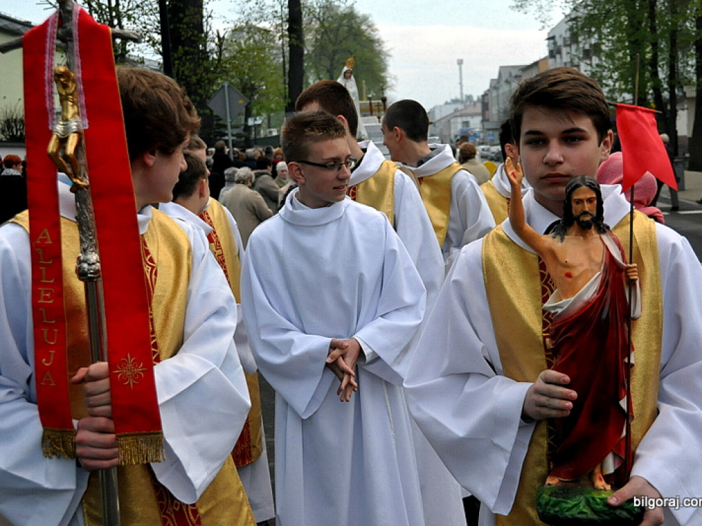 BIŁGORAJ: Tłumy na procesjach rezurekcyjnych świętowały Zmartwychwstanie Pańskie