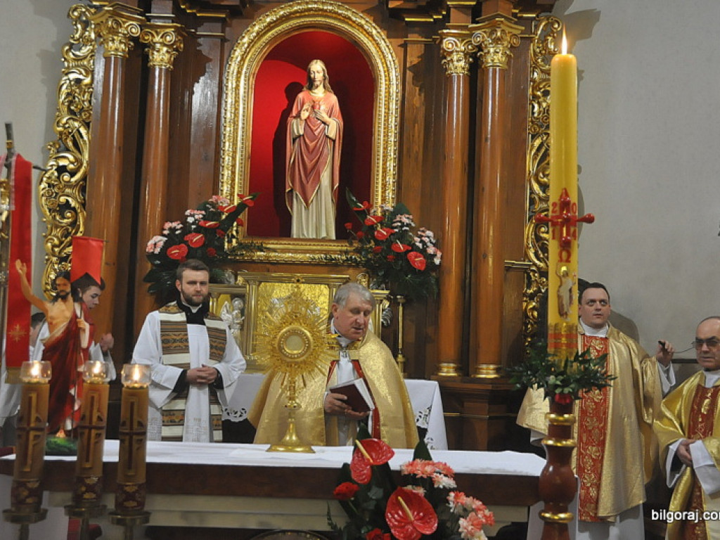 BIŁGORAJ: Tłumy na procesjach rezurekcyjnych świętowały Zmartwychwstanie Pańskie