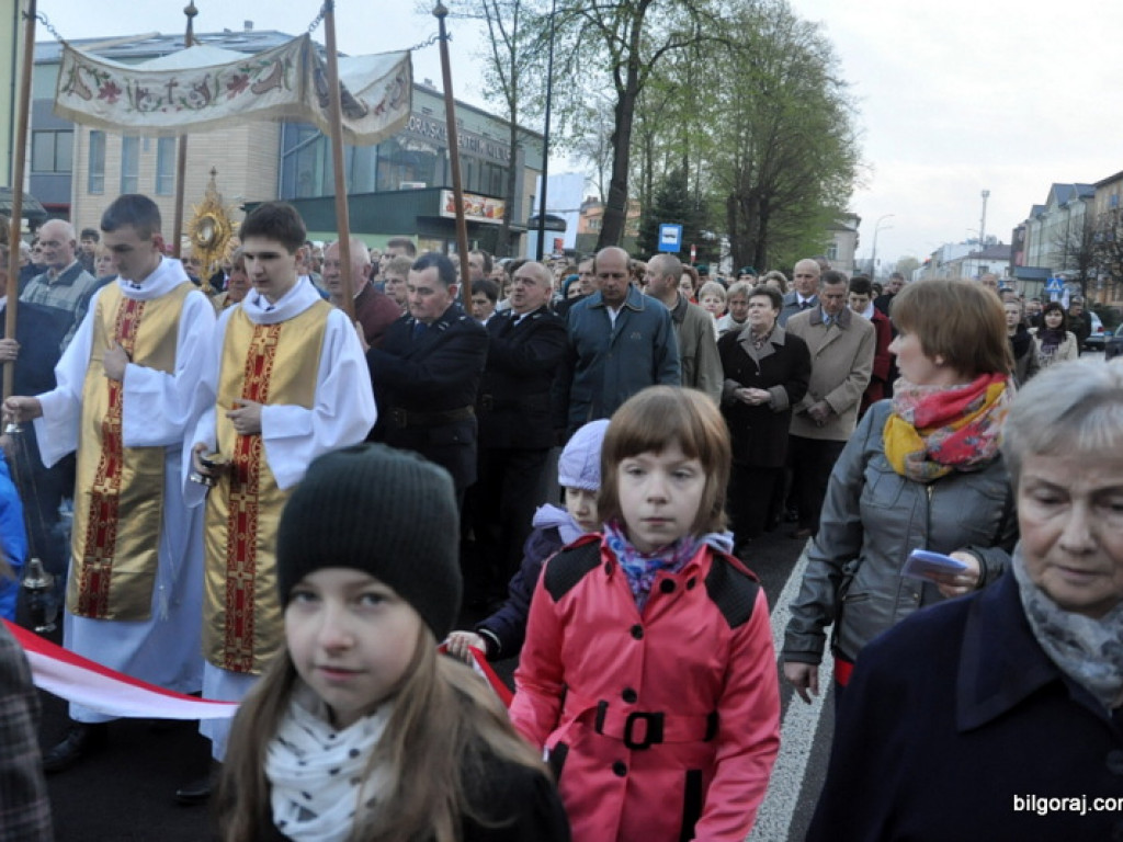 BIŁGORAJ: Tłumy na procesjach rezurekcyjnych świętowały Zmartwychwstanie Pańskie