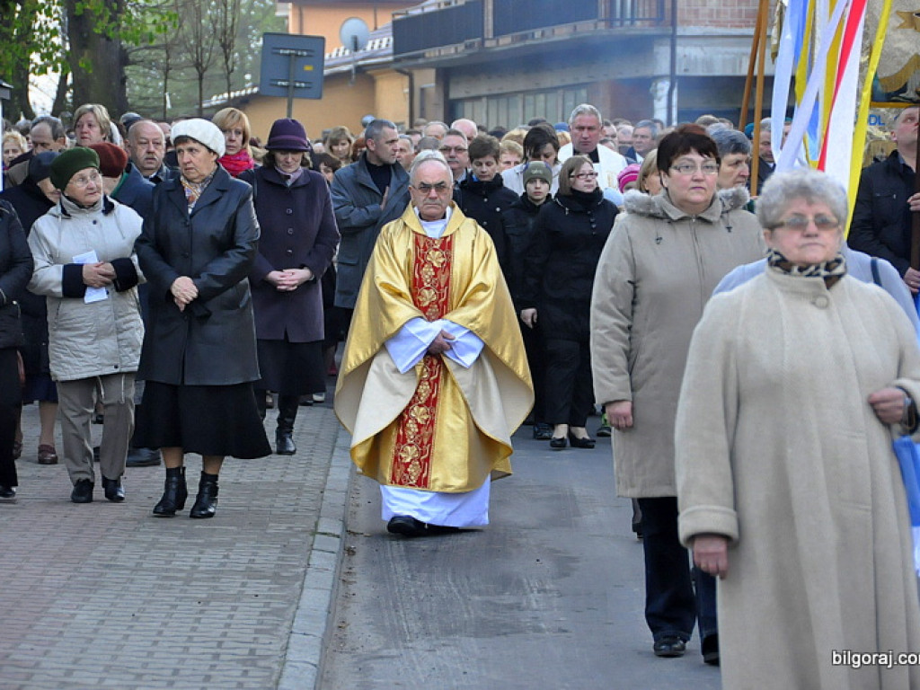 BIŁGORAJ: Tłumy na procesjach rezurekcyjnych świętowały Zmartwychwstanie Pańskie