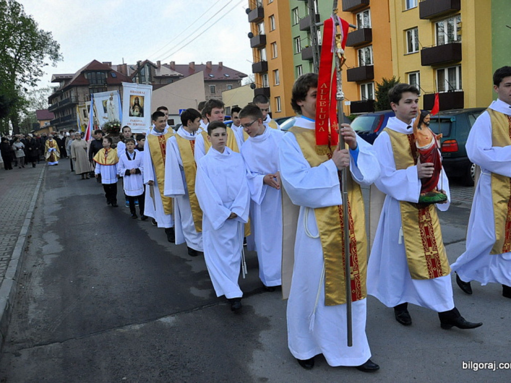 BIŁGORAJ: Tłumy na procesjach rezurekcyjnych świętowały Zmartwychwstanie Pańskie