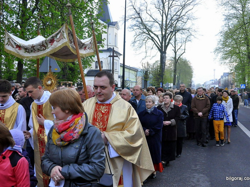 BIŁGORAJ: Tłumy na procesjach rezurekcyjnych świętowały Zmartwychwstanie Pańskie