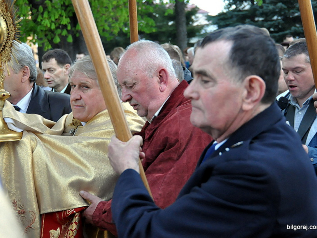 BIŁGORAJ: Tłumy na procesjach rezurekcyjnych świętowały Zmartwychwstanie Pańskie