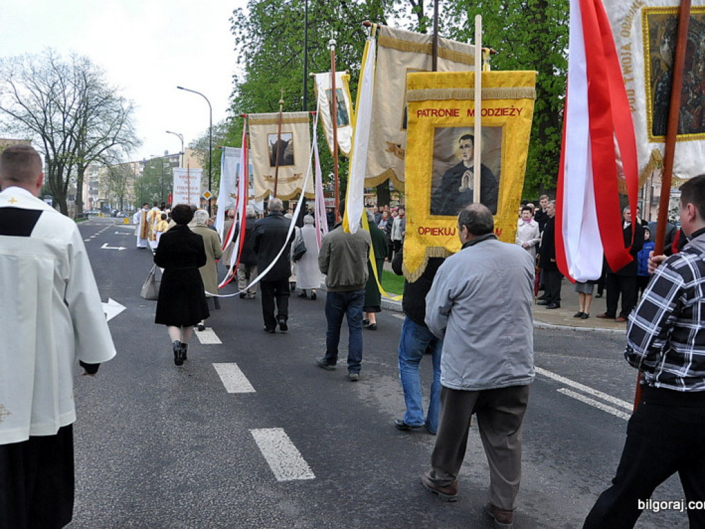 BIŁGORAJ: Tłumy na procesjach rezurekcyjnych świętowały Zmartwychwstanie Pańskie