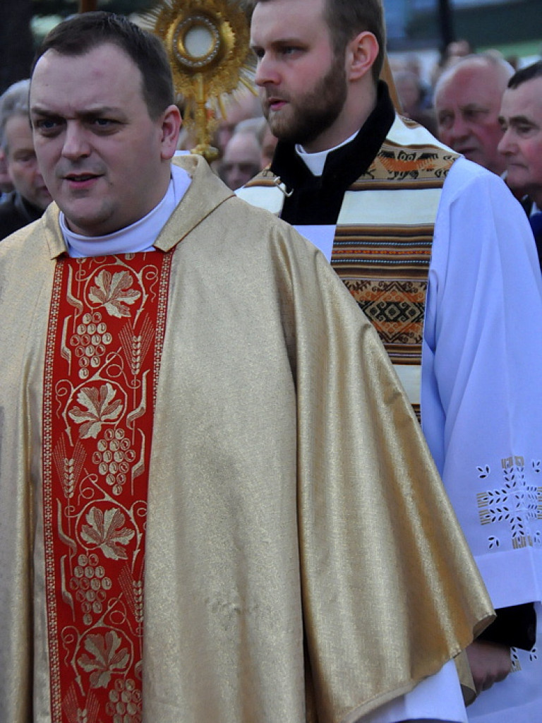 BIŁGORAJ: Tłumy na procesjach rezurekcyjnych świętowały Zmartwychwstanie Pańskie