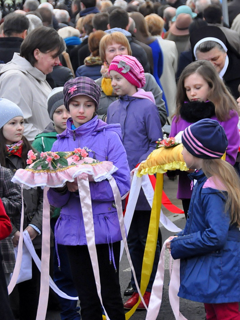 BIŁGORAJ: Tłumy na procesjach rezurekcyjnych świętowały Zmartwychwstanie Pańskie