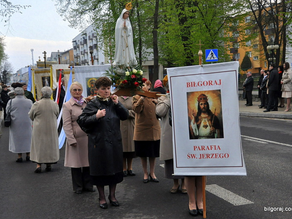 BIŁGORAJ: Tłumy na procesjach rezurekcyjnych świętowały Zmartwychwstanie Pańskie