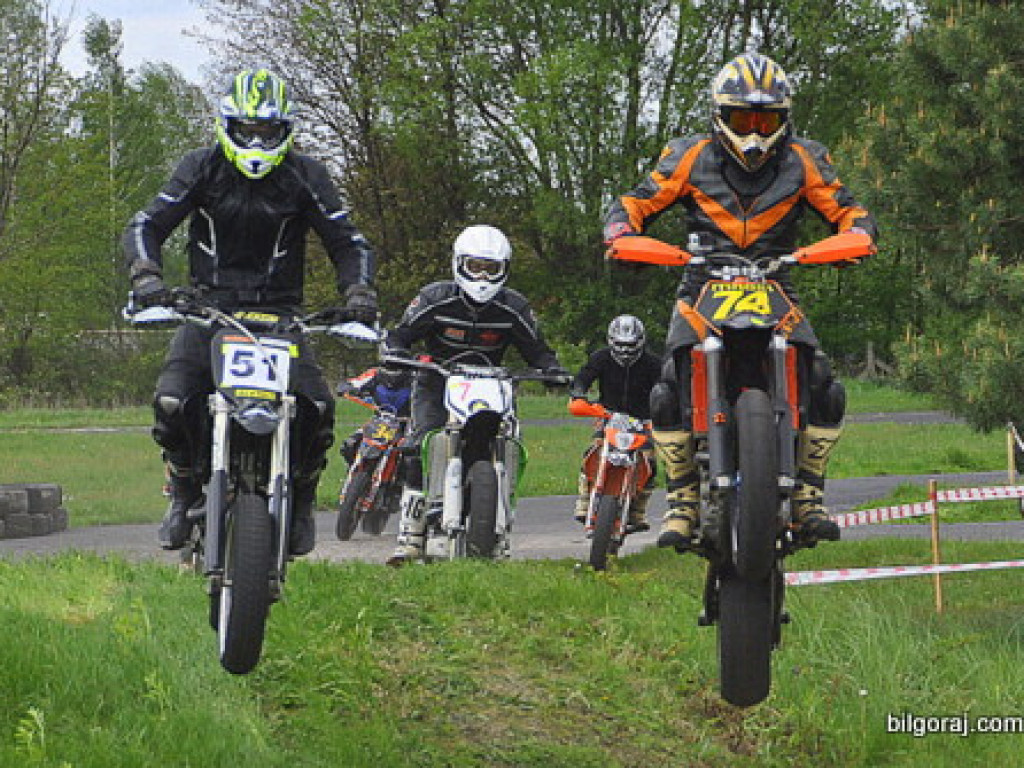BIŁGORAJ: Wyścigi motocykli w klasie SUPERMOTO (FOTO)