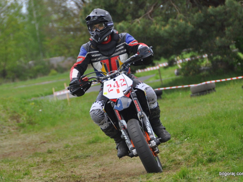 BIŁGORAJ: Wyścigi motocykli w klasie SUPERMOTO (FOTO)