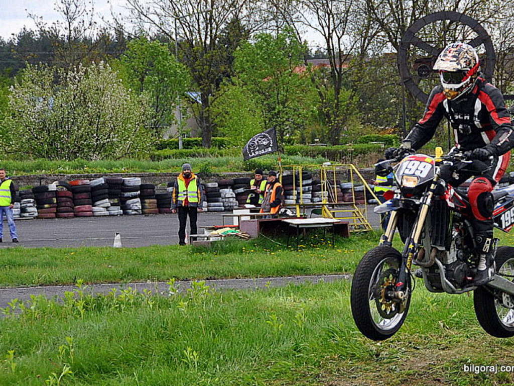 BIŁGORAJ: Wyścigi motocykli w klasie SUPERMOTO (FOTO)