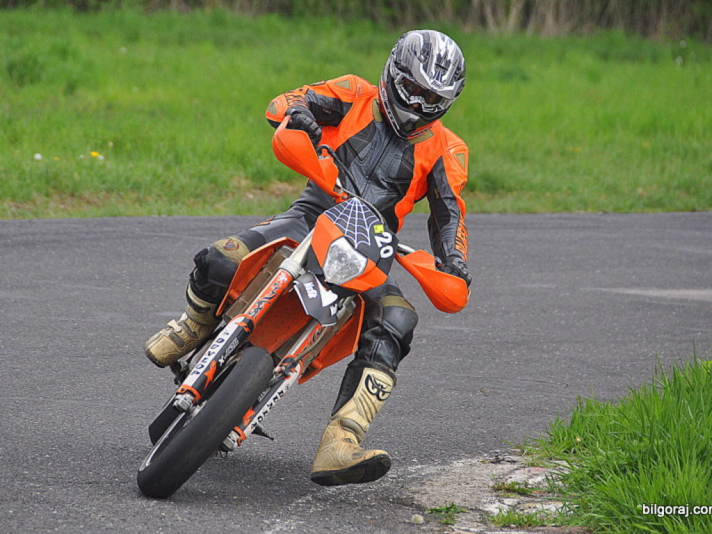 BIŁGORAJ: Wyścigi motocykli w klasie SUPERMOTO (FOTO)