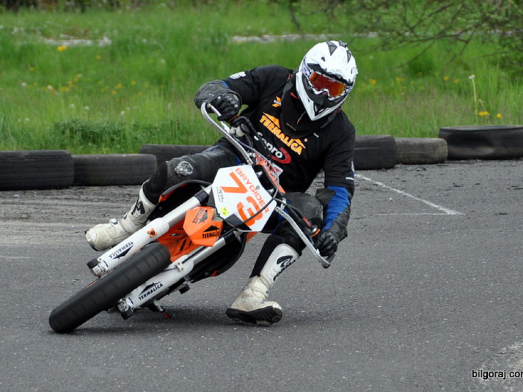 BIŁGORAJ: Wyścigi motocykli w klasie SUPERMOTO (FOTO)