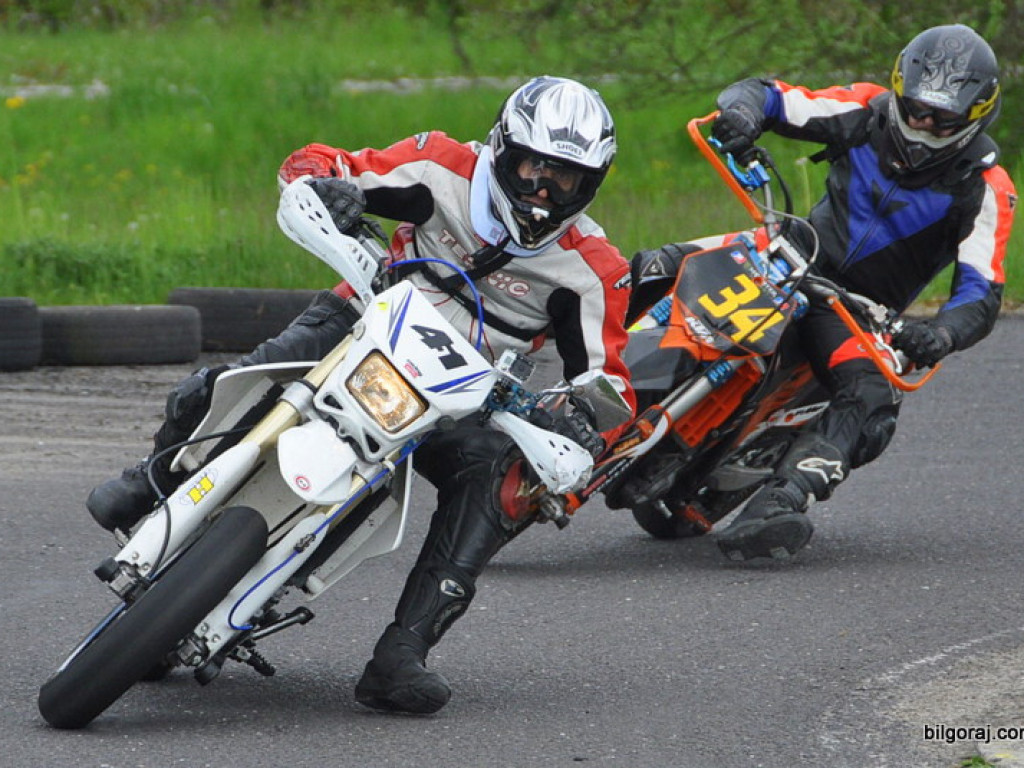 BIŁGORAJ: Wyścigi motocykli w klasie SUPERMOTO (FOTO)