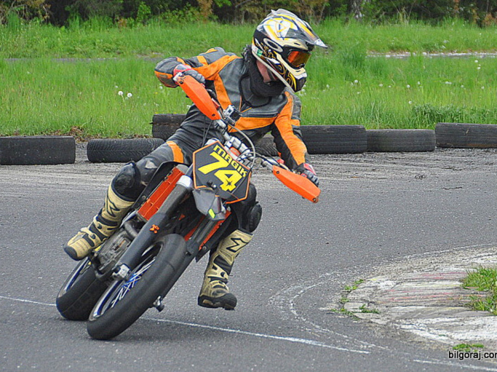 BIŁGORAJ: Wyścigi motocykli w klasie SUPERMOTO (FOTO)